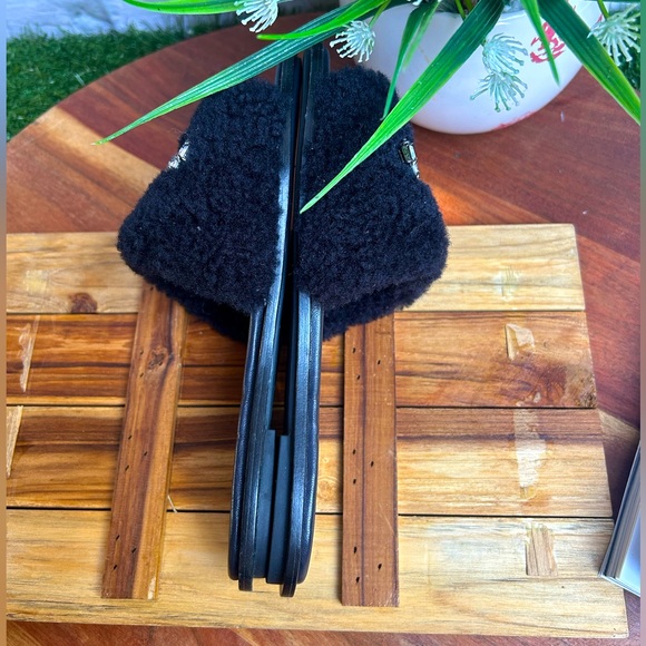 Tory Burch Shoes Tory Burch Aspen
Black Shearling Slide size 6 new $229 - Picture 14 of 14